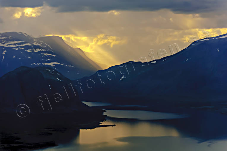 Aerial photo above Sitojaure towards Sarek aerial photo, aerial photo, aerial photos, aerial photos, Bivtjabakte, drone aerial, drönarbild, drönarfoto, fjällbilder, landscapes, Lapland, Laponia, mountain, Sijddojavrre, Sitojaure, summer, sunrays