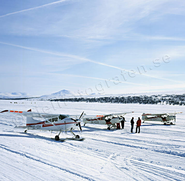 aeroplane, aviation, communications, fly, fly, reindeer lake, ski flight, winter, winter flying