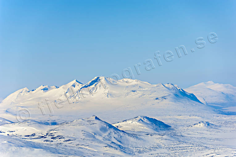 aerial photo, aerial photo, aerial photos, aerial photos, Akka, Akka massif, drone aerial, drnarfoto, landscapes, Lapland, mountain, mountain range, Skalariehppe, winter