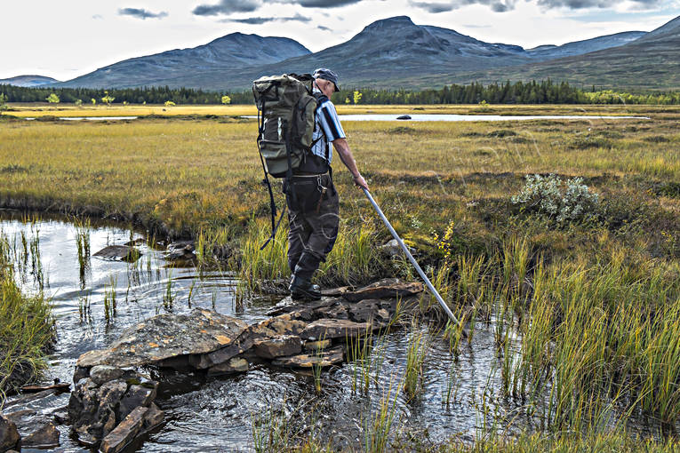 alpine, alpine hiking, alpine precipice, autumn, autumn colours, back-packer, back-packing, bog soil, creek, getryggen, Jamtland, landscapes, marshes, mires, quags, mire, mountain, mountain top, mountains, nature, outdoor life, season, seasons, Snasa Mountains, Storsflon, tvaraklumpen, wild-life