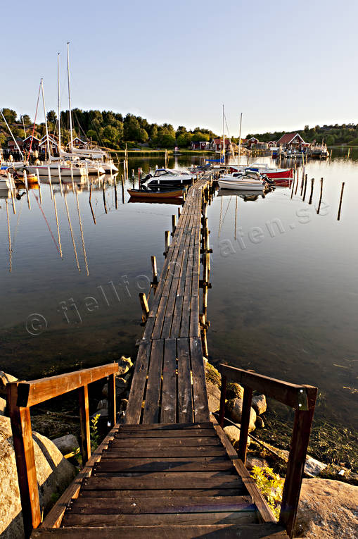 boats, bridge, coast, communications, engineering projects, lake, nature, port, sea, shipping, sky, Västergötland, water