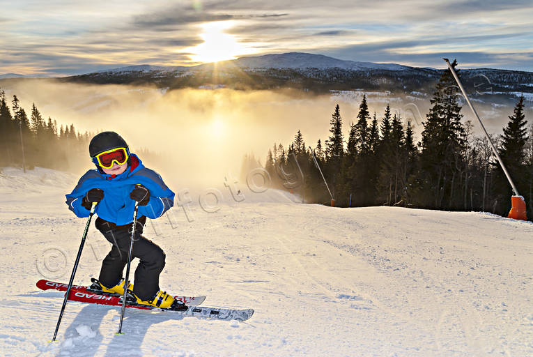 boy, down-hill running, fog, outdoor life, ski-slope, skier, skiing, winter, äventyr