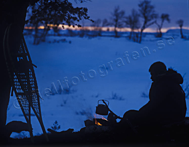 ambience pictures, atmosphere, camp fire, coffee break, coffee pot, coffeemaking, evening, evening light, fire, fire, lägerliv, outdoor life, rackets, snowshoes, relaxation, seasons, snow shoes, sport, stämmning, various, wild-life, winter ambience, winter landscape