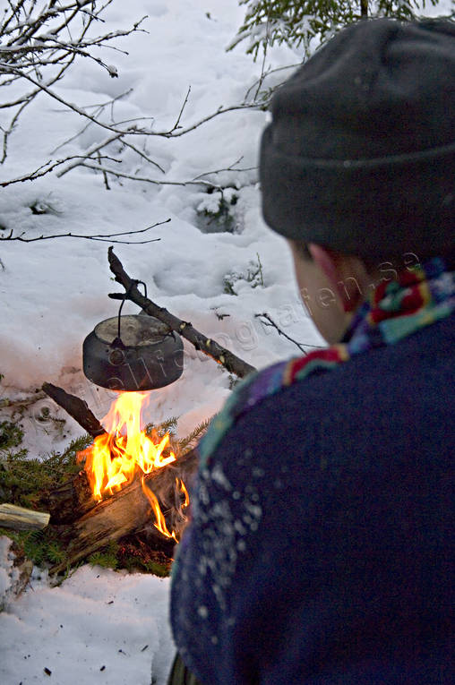 boil, camp fire, coffee, coffee pot, coffeemaking, fire, fire, firewood, fuel wood, forest life, outback life, outdoor life, snow, tar wood, tar-wood-stump, trved, warm, heat, warmth, wild-life, winter, ventyr