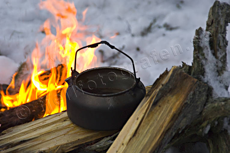 boil, camp fire, coffee, coffee pot, coffeemaking, fire, fire, firewood, fuel wood, forest life, outback life, outdoor life, snow, tar wood, tar-wood-stump, trved, warm, heat, warmth, wild-life, winter, ventyr