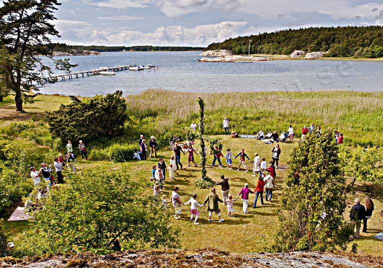 Bohuslän, coast, culture, dance, game, landscapes, midsommardans, midsommarstång, midsummer, present time, sea, seasons, summer