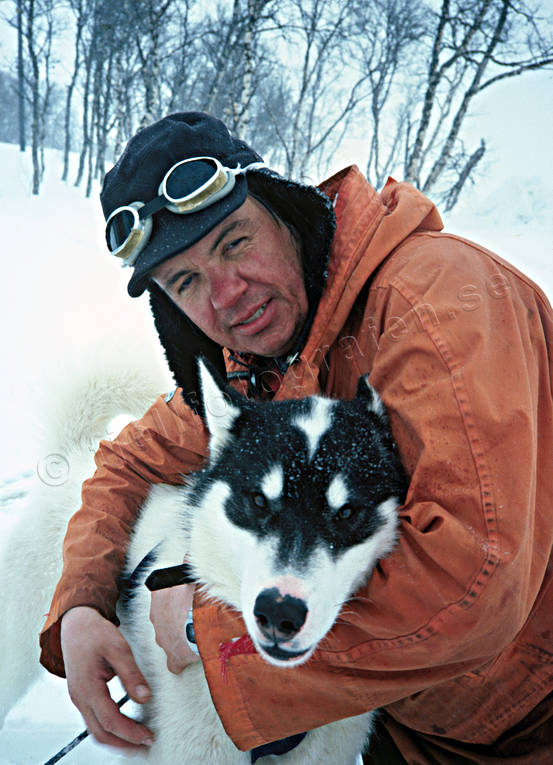 alpine rescue team, cold, dog musher, dog handler, dogsled ride, mountain people, portrait, sled dogs, sledge dog, sledge dog ride, sledge dogs, snow, snow storm, storm, storm, wild-life, winter, ventyr