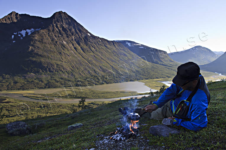 alpine, alpine hiking, ambience, ambience pictures, atmosphere, back-packer, Bielloriehppe, camp fire, coffee pot, coffeemaking, fire, fire, landscapes, Lapland, Laponia, mountain, mountain peaks, mountain top, outback life, outdoor life, Pielloreppe, Rapa Valley, Rapaselet, Sarek, Sarek nationalpark, Sarekfjll, summer