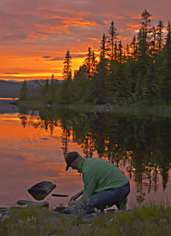 angling, angling, evening, fish cleaning, fishing, flyfishing, Leaf lake, mountain forest, mountain lake, peaceful, red, red, rensa fisk, röd himmel, sky, sunset, woodland