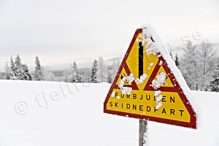 down-hill running, playtime, prohibited, sign, skidnedfart, skiing, sport, winter, äventyr