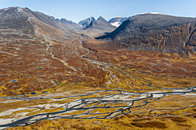 Guobirvaggi in towards Drakryggen aerial photo, aerial photo, aerial photos, aerial photos, autumn, Drakryggen, drone aerial, drönarfoto, flätad älv, Guobircohkka, Guobirjohka, Guobirvaggi, landscapes, Lapland, Swedish Mountains