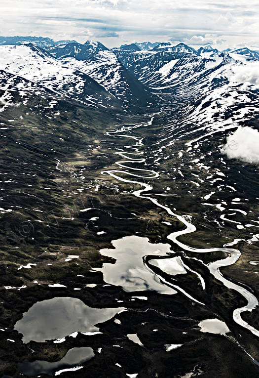 aerial photo, aerial photo, aerial photos, aerial photos, drone aerial, drnarbild, drnarfoto, Guohpervagge, landscapes, Lapland, Lvdajavrasj, Lvdajhj, meanders, meanders, mountain valley, Sarek, summer