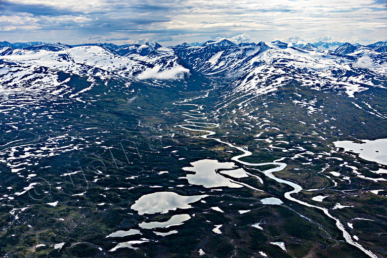 aerial photo, aerial photo, aerial photos, aerial photos, drone aerial, drnarbild, drnarfoto, Guohpervagge, landscapes, Lapland, Lvdajavrasj, Lvdajhj, meanders, meanders, mountain valley, Sarek, summer