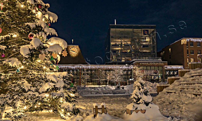 ambience, ambience pictures, atmosphere, christmas ambience, city, evening, Jamtland, julgran, kontor, Lnsfrskringar, Main Square, Ostersund, snow, square, square, stder, winter, winter ambience, winter's night