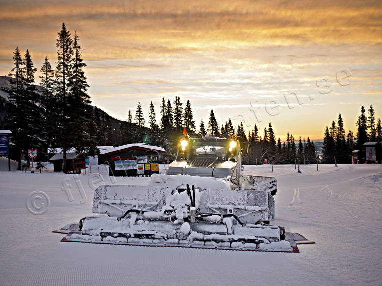 Are, installations, Jamtland, morning light, morning sun, pist, piste mashine, seasons, service, sunrise, winter, work, yellow