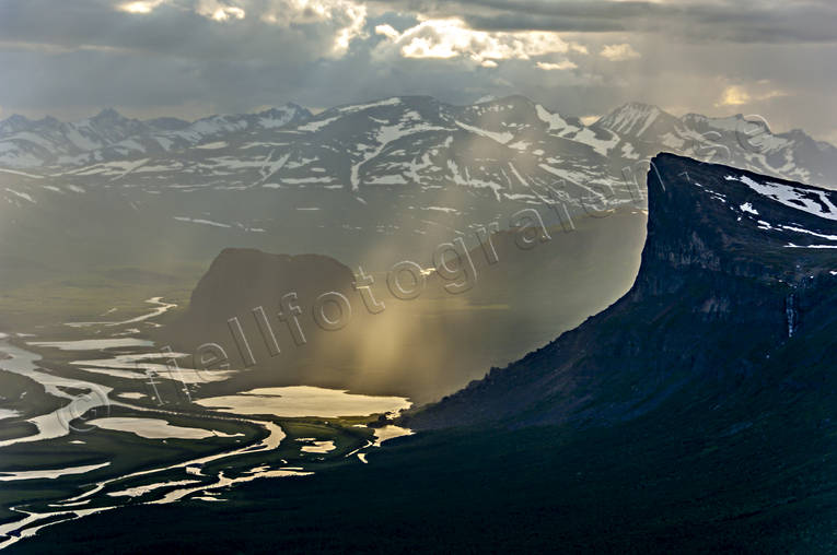 Skierffe in Rapa Valley aerial photo, aerial photo, aerial photos, aerial photos, drone aerial, drönarfoto, evening, evening light, fjällbilder, landscapes, Lapland, Laponia, mountain, Rapa Valley, Sarek, Skierfe, Skierffe, summer, sunrays, Swedish Mountains