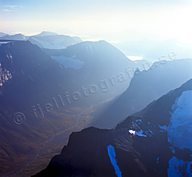 Stuor Räitavagge and Nallo aerial photo, aerial photo, aerial photos, aerial photos, autumn, drone aerial, drönarfoto, fjällbilder, landscapes, Lapland, Nallo, Nallostugan, nål, nålen, Stuor Reaiddavaggi, Swedish Mountains