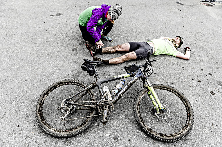 bicyclist, bike, biking, cykeltävling, lera, ligger, mountainbike, skitig, smutsig, sport, summer, tire, trött