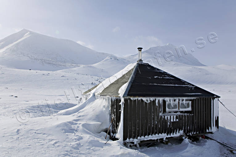 alpine mountains, buildings, cottage, kurajaure, kuravagge, Kvikkjokk, landscapes, Lapland, mountain spaces, mountains, nature trail, outdoor life, snow, snowmobile trails, staika, vinterbild, windshield, winter, winter route