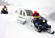 alpine rescue team, alpine rescuer, communication, communications, land communication, motor sports, mountain, mountain, snow storm, snowmobile, snowmobile, storm, storm, winter, äventyr